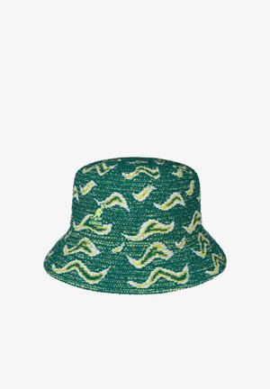 Grüner strukturierter Eimerhut mit weißen und gelben abstrakten Wellenmustern und einem kleinen Känguru-Logo vorne.