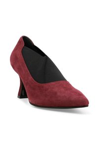 Pumps in suede bordeaux con tacco alto e punta affusolata, caratterizzati da un pannello elastico nero sul collo del piede e un tacco lucido nero.