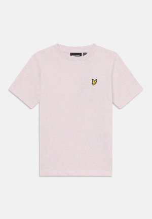 Lyserød t-shirt med korte ærmer lavet af blødt stof, med et lille gult og sort sommerfugl-logo på venstre brystområde.