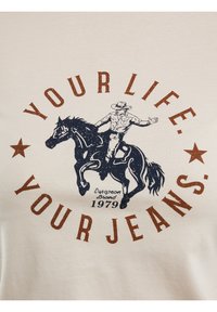 - T-shirt z nadrukiem