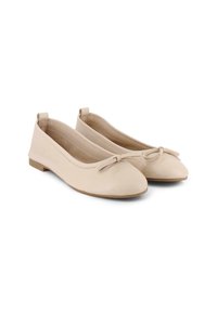 Bailarinas beige hechas de cuero suave, con punta redonda, pequeño detalle de lazo en la parte delantera y tacón bajo de goma.