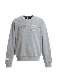 Sudadera gris con cuello redondo, puños acanalados y dobladillo. Presenta "MWM" bordado en relieve en la parte delantera. Está hecha de una tela suave.
