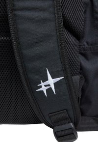 Svart ryggsäckssnodd med nättextur, kraftig hårdvara och en vit broderad logotyp. Designen betonar hållbarhet och komfort.