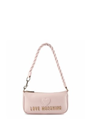 Lichtroze schoudertas met gedraaide handvat, gouden rits, hartdetail en gouden "LOVE MOSCHINO" merkletters aan de voorkant.