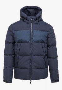 Tmavě modrá péřová bunda s kapucí, se zipovým zapínáním, prošitými částmi a nastavitelnými šňůrkami u krku pro bezpečné přizpůsobení.