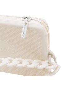 Off-white teksturēta kabata ar rāvējslēdzēju un rakstainu virsmu, kā arī masīvu ķēdes siksnu. Ieqļauj sudraba rāvējslēdzēja velkamo daļu ar zīmola detaļu.