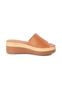 Sandali platform in pelle marrone con una fascia larga e suola in gomma scanalata. La suola presenta una finitura legnosa chiara per un contrasto.