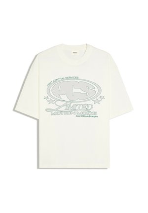 Weißes T-Shirt mit kurzen Ärmeln und grünem grafischem Text mit der Aufschrift "PCS Limited Motion Mode Bold Without Apologies" sowie Sternakzenten auf der Vorderseite.