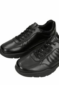 Černé kožené tenisky s hladkým povrchem, šněrovací design, polstrovaný límec a texturované akcenty po bocích, s odolnou gumovou podrážkou.
