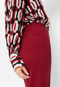 BRAX STYLE LILLYTH  - Stoffhose - cranberry
