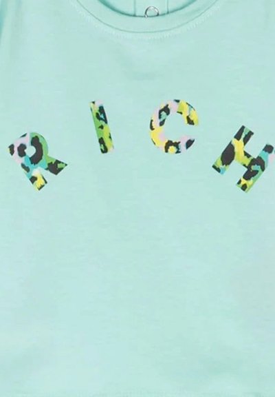 T-shirt azzurro chiaro con lettere leopardate in bold e multicolori che scrivono "RICH". Realizzato in morbido cotone con scollo rotondo.