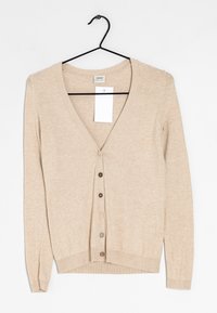 Beige, langärmlige Strickjacke mit V-Ausschnitt, fünf Knöpfen auf der Vorderseite, gerippten Bündchen und Saum, aus weichem, strukturiertem Stoff.