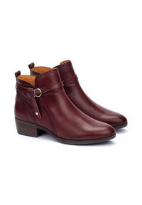 Botas de tobillo de cuero burdeos con un acabado liso, que cuentan con una correa decorativa lateral, detalles metálicos y un bajo tacón de bloque de madera.