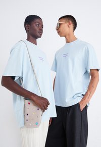 Jack & Jones PREMIUM JPRBLAHARVEY INFO TEE CREW NECK UNISEX - Nyomott mintás póló - baby blue