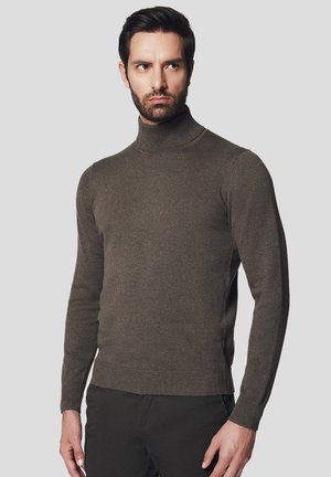 Ciemnobrązowy sweter z golfem wykonany z miękkiego materiału, z dopasowanym krojem i prążkowanymi akcentami przy kołnierzu i dolnym brzegu.