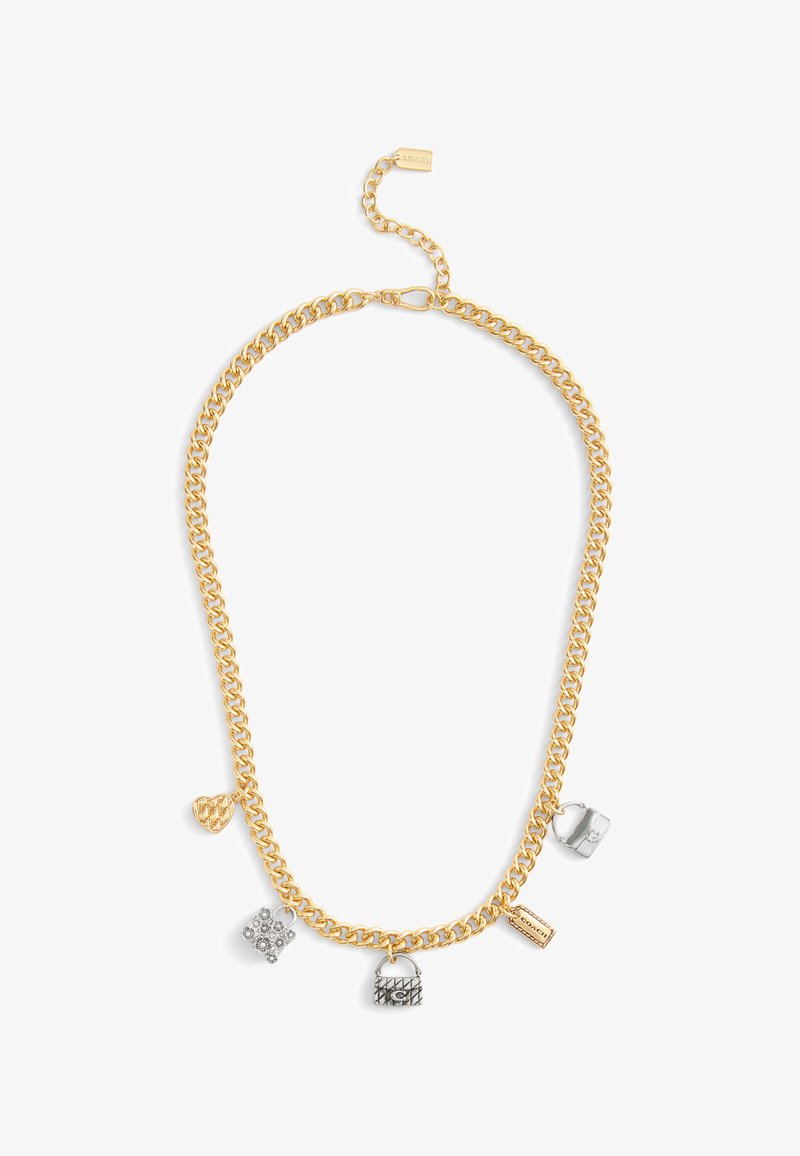 Collana in oro con cinque charm assortiti: un cuore texturizzato, un lucchetto argento, un quadrato tempestato di gemme e due mini borse.