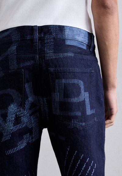 Jeans din denim bleu închis cu un model texturat în nuanțe de bleu mai deschis, având buzunare plate la spate și un design cu picior drept.