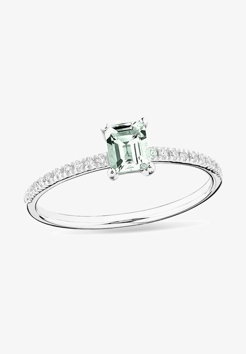 Mintgrüner, smaragdschliff Zentrumstein, eingefasst in einem Silberring mit kleinen klaren Steinen entlang der Oberseite. Polierte Oberfläche mit glatter Textur.