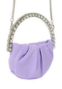 Borsa a mano in tessuto viola con texture arricciata, manico in catena argentata e una fila di strass trasparenti lungo il bordo superiore del manico.