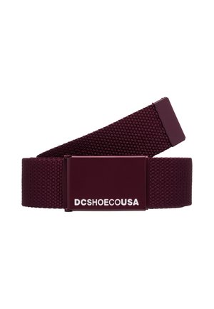 Ciemnoczerwony parciany pasek z metalową klamrą, na której z przodu znajduje się biały napis "DCSHOECOUSA".