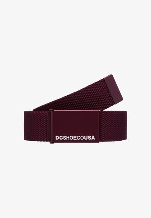 Ciemnoczerwony parciany pasek z metalową klamrą, na której z przodu znajduje się biały napis "DCSHOECOUSA".
