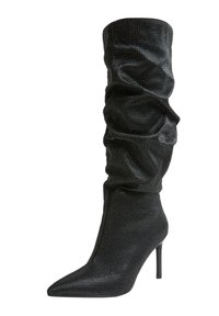 Stivali neri al ginocchio caratterizzati da un design morbido, punta appuntita, tacco a stiletto e ricoperti di piccoli rivetti metallici per una texture unica.
