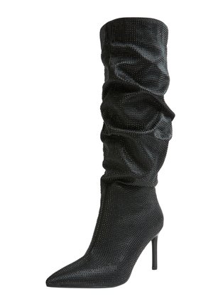 Stivali neri al ginocchio caratterizzati da un design morbido, punta appuntita, tacco a stiletto e ricoperti di piccoli rivetti metallici per una texture unica.
