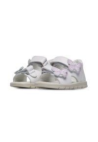 Sandalias de cuero blanco con diseño abierto, acentos plateados y apliques de mariposa morada. Cintas de velcro y suela de goma texturizada.