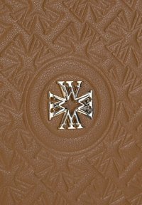 Hnědá texturovaná kožená peněženka s geometrickými vzory a stříbrným logem ve středu. Má hladký povrch a ražené detaily.