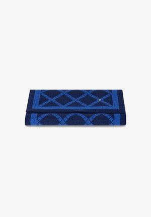 Rechteckiger blauer und dunkelblauer gemusterter Stoff mit einem Diamantdesign, das eine glatte Textur und einen kleinen silbernen Akzent aufweist.