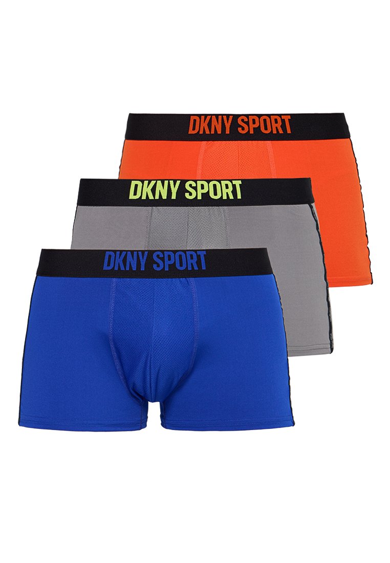 Drei Paar DKNY Sport Boxershorts in Blau, Grau und Orange. Jede hat einen elastischen Bund mit kontrastierender Markenbezeichnung. Glatter Stoff, eng anliegendes Design.
