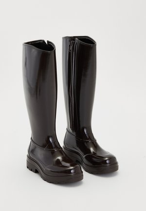 TIJNTJE - Gummistøvler - shiny coffee brown