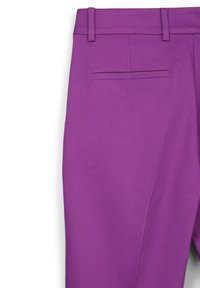 Pantaloni viola con un tessuto liscio, gambe dritte, davanti piatto con passanti per cintura e una singola tasca posteriore senza hardware visibile.