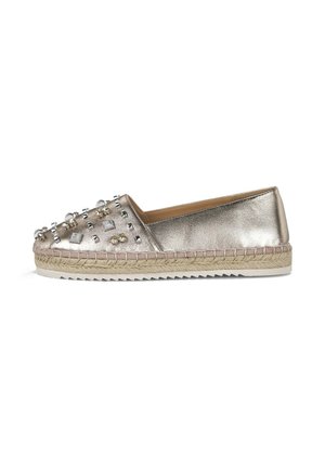 Espadrille dorada metálica con tachuelas decorativas y gemas, tejido texturizado, suela de yute trenzado y una silueta plana.