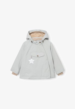 Lys grå jakke med hætte, der har en frontlomme, beige foring, trykknapper og et stjernesymboletikette. Glat, vandafvisende materiale.