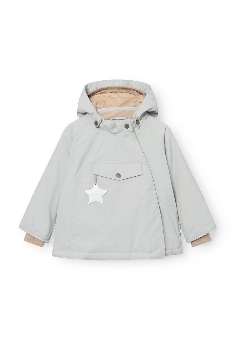 Giacca grigia chiara con cappuccio, dotata di tasca frontale, rivestimento beige, bottoni a pressione e un'etichetta a forma di stella. Materiale liscio e resistente all'acqua.