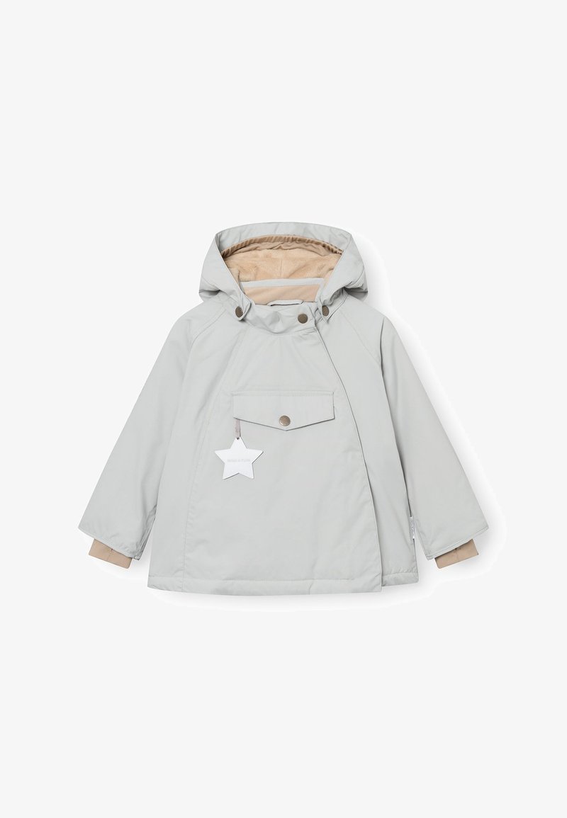 Svijetlosivi jakna s kapuljačom, koja ima prednji džep, bež oblogu, dugmadi na kopčanje i oznaku u obliku zvijezde. Glatki, vodoodbojni materijal.