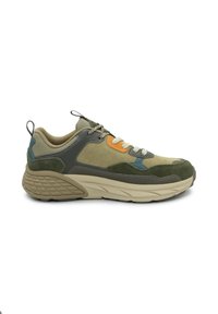 Sneakers sportivi in tonalità tan e verde oliva, con una tomaia in materiali misti di suede e mesh, accenti riflettenti e suola in gomma testurizzata.