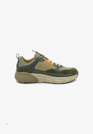 Sneakers sportivi in tonalità tan e verde oliva, con una tomaia in materiali misti di suede e mesh, accenti riflettenti e suola in gomma testurizzata.