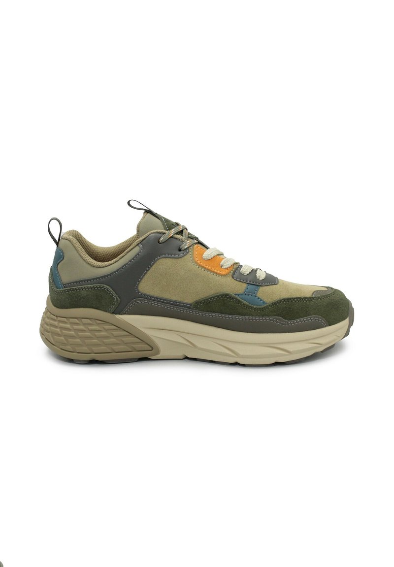 Sneakers sportivi in tonalità tan e verde oliva, con una tomaia in materiali misti di suede e mesh, accenti riflettenti e suola in gomma testurizzata.