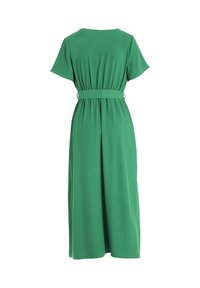 Zielona midi sukienka z gładkiego materiału, z krótkimi rękawami, z paskiem w talii oraz zwiewnym fasonem sięgającym kostek.