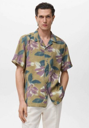 Camicia a maniche corte in tessuto leggero, con un motivo floreale in verde, viola e blu su uno sfondo beige, con una chiusura a bottoni.