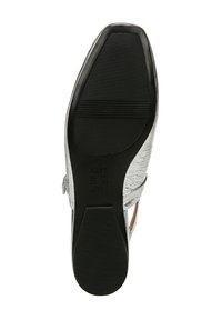 Scarpa metallica argento con tomaia texturizzata, lati aperti e suola in gomma nera con motivo. Presenta un tacco a zeppa per un'altezza aggiuntiva.