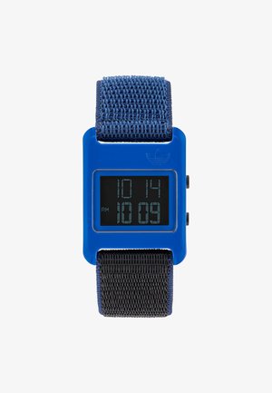Digitale horloge met een felblauwe plastic behuizing en een zwart gevlochten band. Voorzien van een zwart digitaal display dat de tijd toont in contrasterende lichtblauwe cijfers.