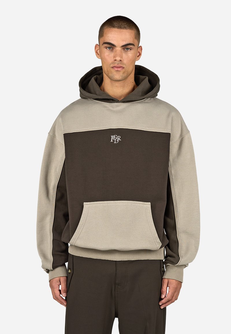 Hætte sweatshirt i brunt og beige bomuld, med en frontlomme, ribbede ærmer og et logo på brystet, designet i farveblokstil.