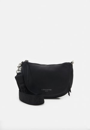 Sort læder crossbody-taske med klap og lynlås, udstyret med en bred brandet rem og sølvfarvede metal detaljer.