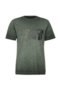 Tmavě zelené tričko s krátkým rukávem a texturovanou tkaninou, s potiskem "pivovar" a silným grafickým "R" v černé a světlejších odstínech.