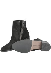 Bottes de cheville noires en daim avec une fermeture éclair sur le côté, texture lisse, silhouette courbée et un talon empilé ; avec un logo sur la semelle.