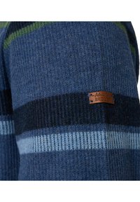 Strickpullover in Blautönen mit grünen und schwarzen Streifen. Verfügt über einen strukturierten Stoff und ein braunes Lederetikett mit der Aufschrift "Redmond."