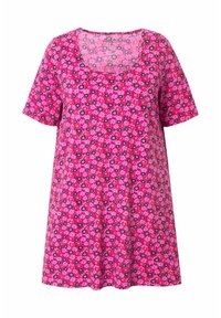 Kurzärmliges Tunika-Kleid im leuchtend pinken Blumendesign, das weiße, rote und schwarze Blumen auf einem weichen Stoff mit lockerer Passform zeigt.
